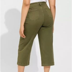 Torrid, size 18, button fly, crop